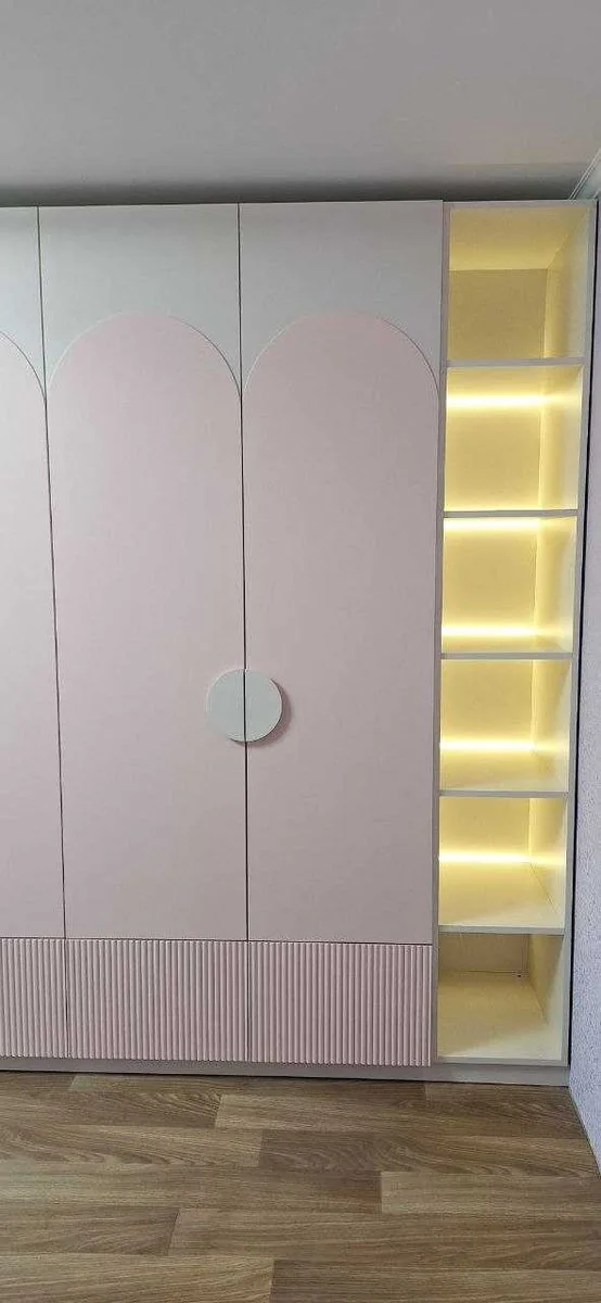 Дитяча в бузковому кольорі з підсвіткою